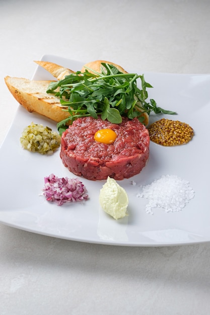 Foto speisekarte für das restaurant classic beef tartar