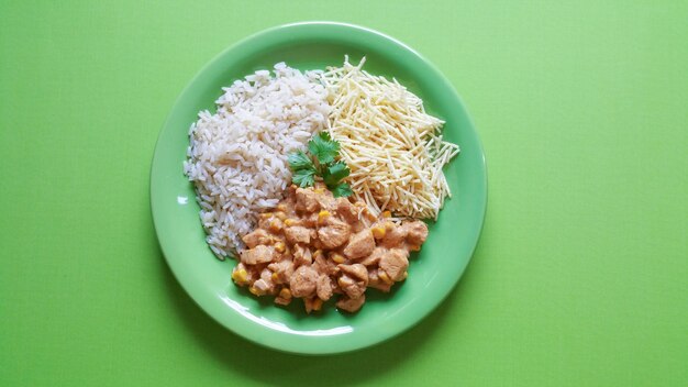 Speiseteller mit traditionellem Stroganoff.