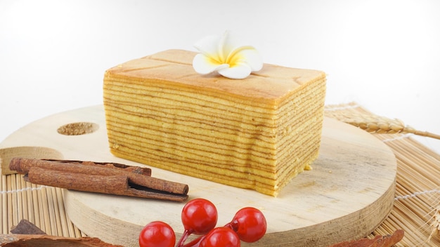 Spekkoek kue lapis legit oder Spekuk auf Indonesisch ist eine Art indonesischer Schichtkuchen mit selektivem Fokus, der auf einem Holzteller serviert wird
