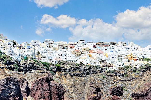 Spektakuläre Ausblicke vom Meer von Oia, oberhalb der Klippen, Santorini, Griechenland.