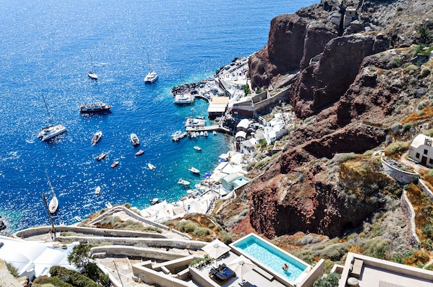 Spektakuläre Ausblicke vom Meer von Oia, oberhalb der Klippen, Santorini, Griechenland.