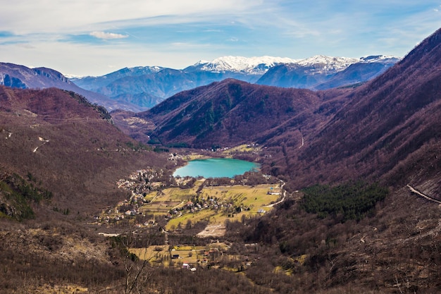 Spektakuläre Aussicht auf den Boracko-See (jezero) mit türkisfarbenem Wasser und Bergen in einer malerischen Umgebung