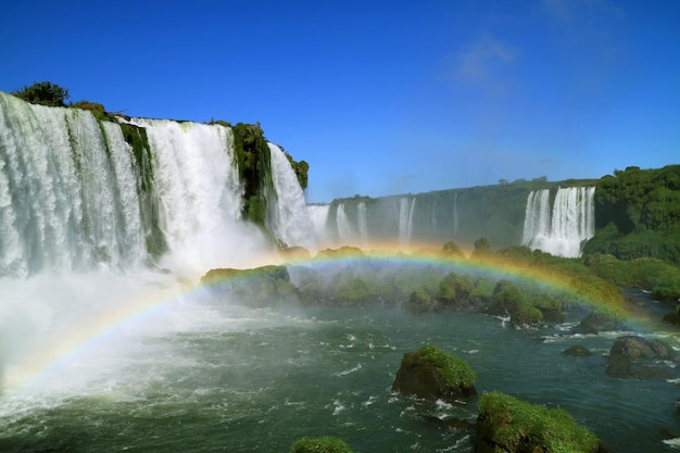 Spektakuläre Aussicht auf den Regenbogen über den mächtigen Iguazu-Fällen der brasilianischen Seite in Foz do Iguacu Brasilien