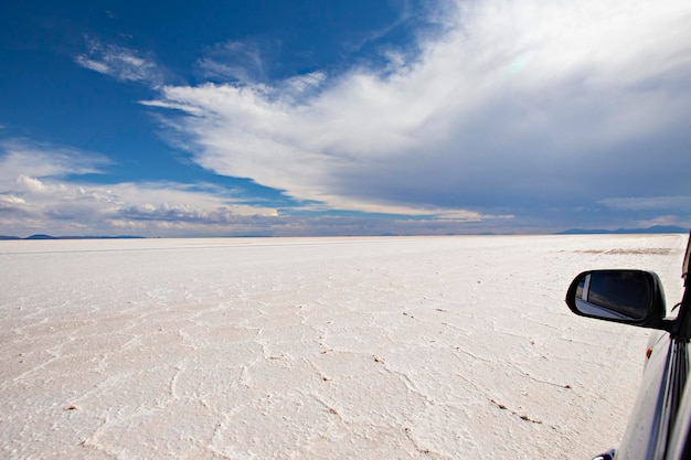 Spektakuläre Aussicht auf den Salzsee von Uyuni, Bolivien. Offroad-Auto im Salzsee Salar de Uyuni, Bolivien