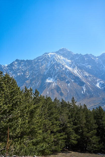 Spektakuläre Berglandschaft. Schneebedeckte majestätische Berge. Früher Frühling