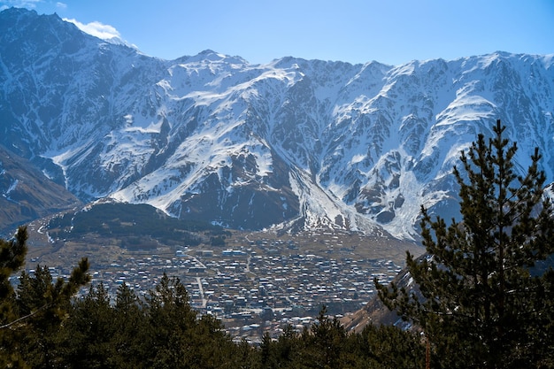 Spektakuläre Berglandschaft Schneebedeckte majestätische Berge Vorfrühling