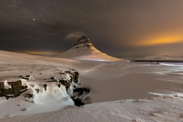 Spektakuläre Fotos der Natur Islands mit Nordlichtern, Schneefällen, gefrorenen Flüssen