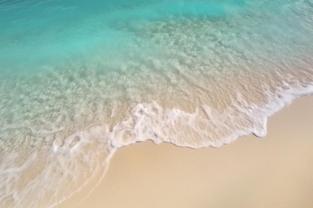 Spektakuläre Luftaufnahme des unberührten weißen Sandstrandes und des azurblauen Wassers