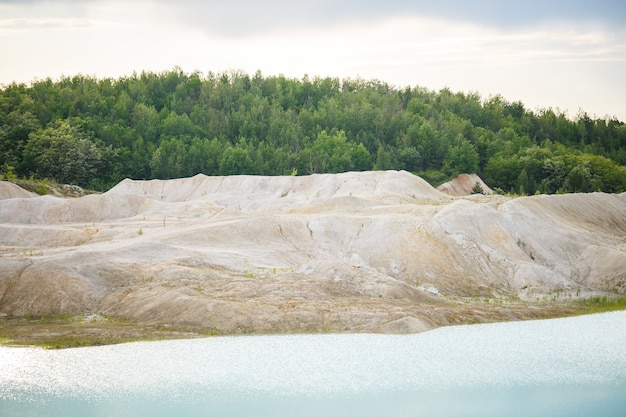 Spektakuläre luftsicht auf das malerische tal mit wunderschönem bergsee, nadelwald und felsigen bergen. erstaunliche atmosphärische hochlandlandschaft. wunderbare majestätische wildnis-naturlandschaft.