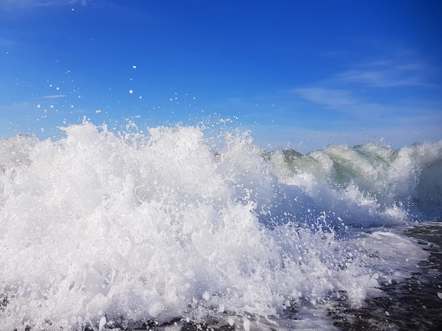 Spektakuläre Welle, die an der Küste bricht. Die Kraft der Natur in ihrer ganzen Pracht