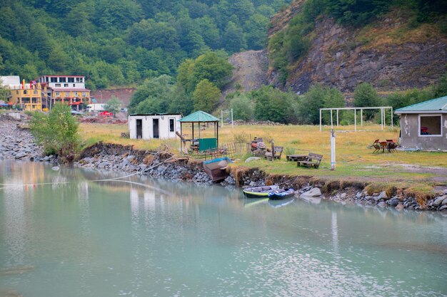 Spektakulärer Bergfluss, der durch ein ruhiges Tal fließt