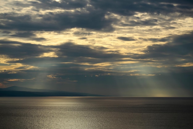 Spektakulärer Himmel über dem Meer