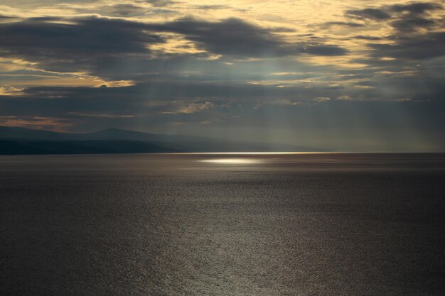 Spektakulärer Himmel über dem Meer