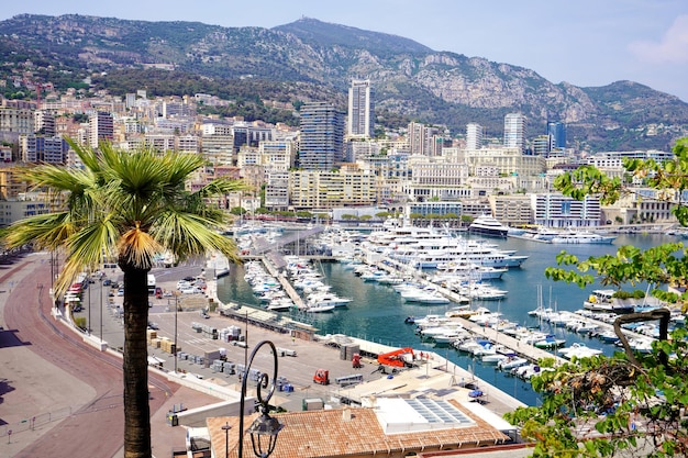 Spektakulärer Luftpanoramablick auf Monte Carlo mit Jachthafen und Stadtbild Monaco Europa