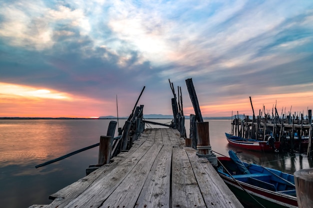 Spektakulärer Sonnenuntergang am Carrasqueira Palafitic Pier in Comporta, Portugal. Panorama