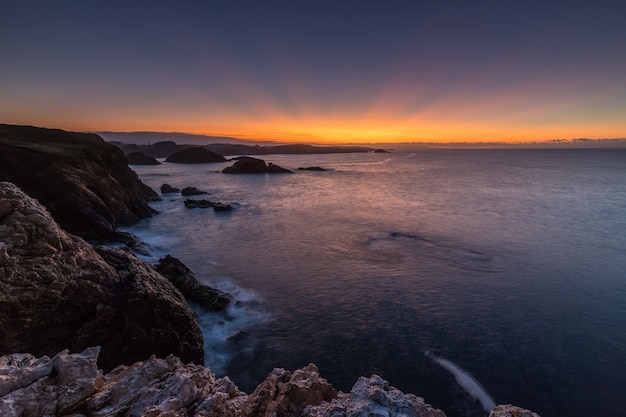 spektakulärer Sonnenuntergang der Lichtstrahlen an der Küste