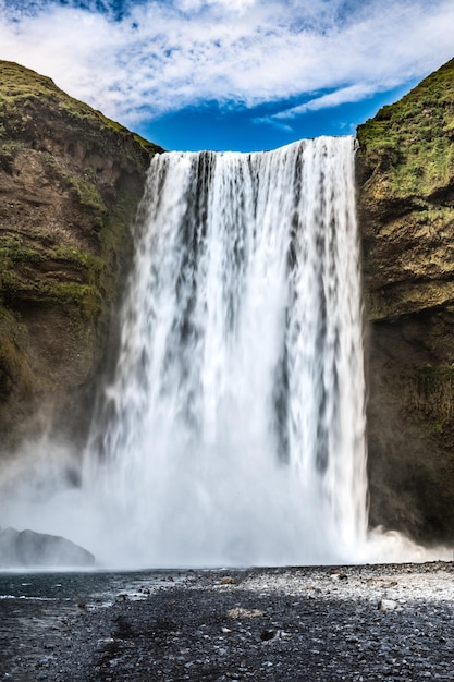 Spektakulärer Wasserfall Skogafoss an einem Sommertag