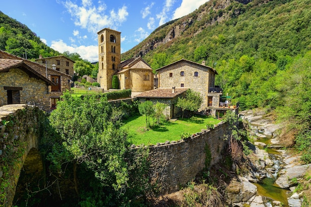 Spektakuläres bergdorf mit alten häusern aus stein und romanischer kirche mit glockenturm beget girona catalonia