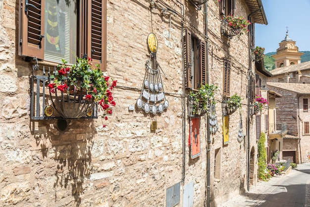 Spello Italia Alrededor de junio de 2021 flores en la antigua calle Spello se encuentra en la región de Umbría Italia