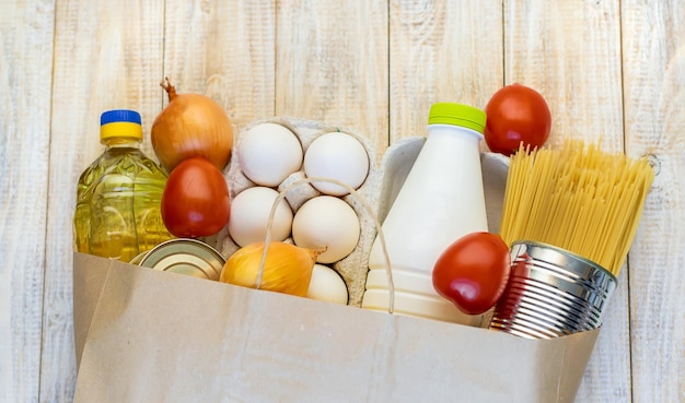 Spende und Lieferung von Lebensmitteln nach Hause Selektiver Fokus