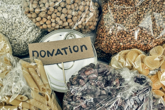 Spenden Essen. Helfen Sie Produkten während einer Pandemie, Wohltätigkeit.