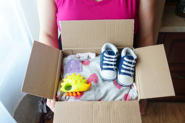 Spenden für Kinder in Not Dinge in einem Karton