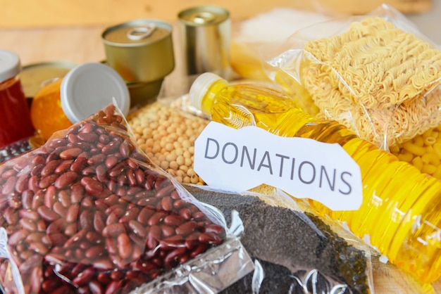 Spenden Lebensmittel mit Konserven auf Holz- / Nudelkonserven und Trockenfutter nicht verderblich mit Erbsenbohnen Speiseöl Instantnudeln Makkaroni, spenden