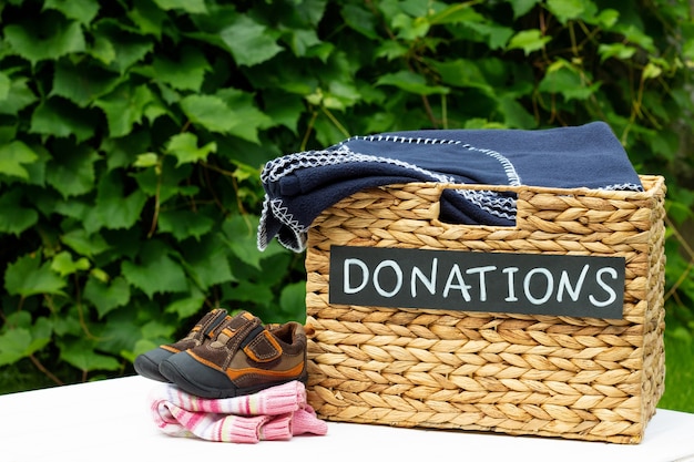 Spendenbox für Kleidung im Garten