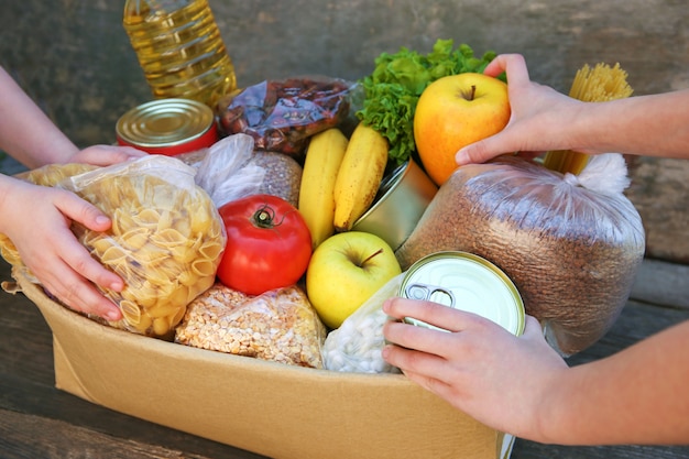 Spendenbox mit Essen auf altem Holztisch