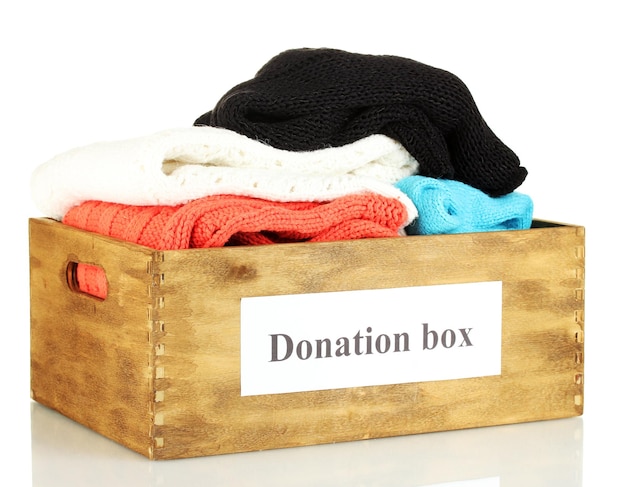 Spendenbox mit Kleidung, isoliert auf weiss