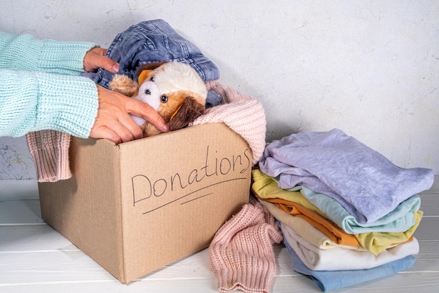 Spendenbox mit Kleidung, Spielzeug und Essen