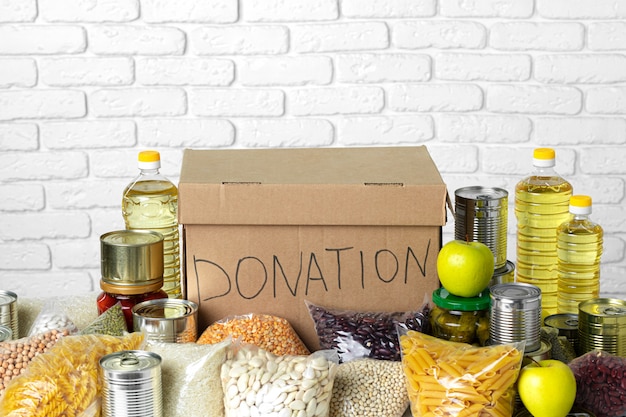 Spendenbox mit verschiedenen Lebensmitteln. Pandemie-Unterstützung.