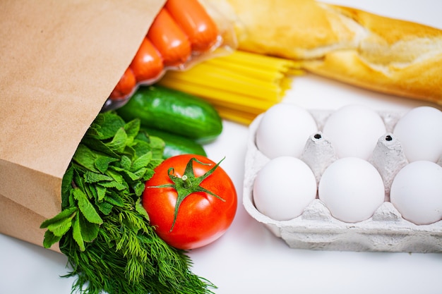 Spendenpaket mit Essen für Menschen, die Hilfe brauchen