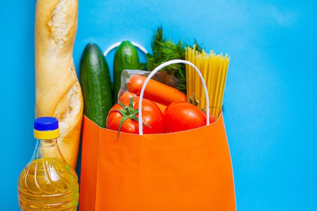 Spendenpaket mit Essen für Menschen, die Hilfe brauchen.