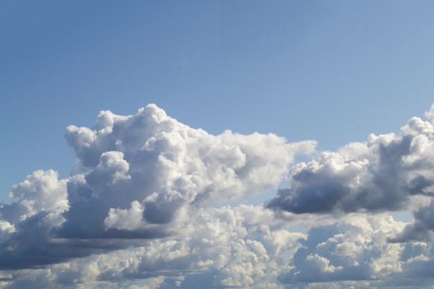 Áspero cúmulos blancos en el cielo azul antes de la lluvia. Con claro cielo azul desde arriba