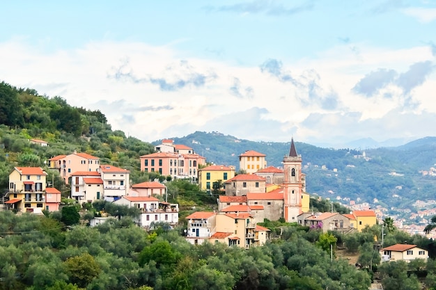 La Spezia Italia paisaje urbano de La Spezia Fabiano Alto y la iglesia católica Chiesa di SantAndrea