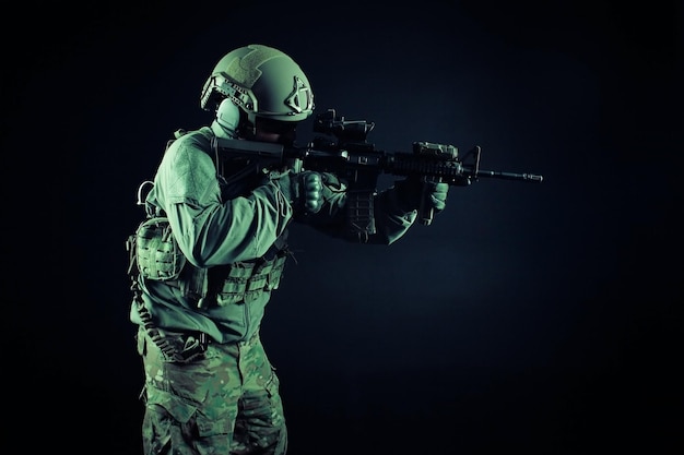 Spezialeinheiten greifen Soldaten in Uniform mit einem Gewehr in Aktion an Amerikanischer Ranger mit Waffen