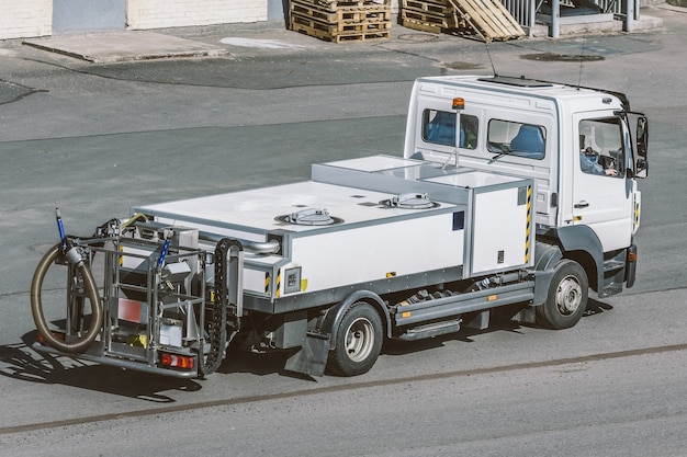 Spezialfahrzeug zum Transport von Trinkwasser am Flughafen und zum Betanken von Flugzeugen.