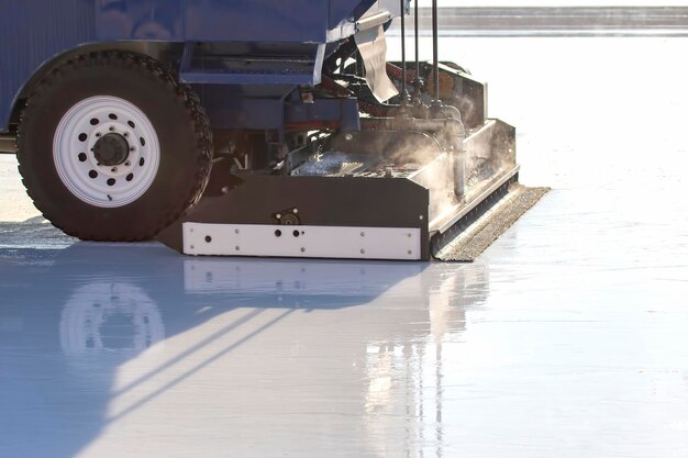 Spezialmaschine zum Reinigen von Eis auf einer Eisbahn bei der Arbeit. Transportindustrie