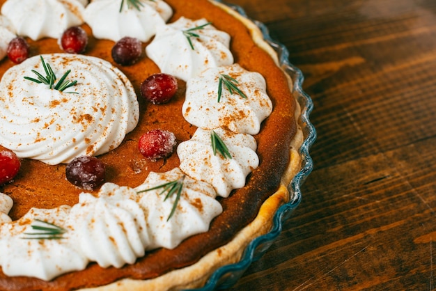 Spezialtorte zu Weihnachten mit Sahne und Früchten