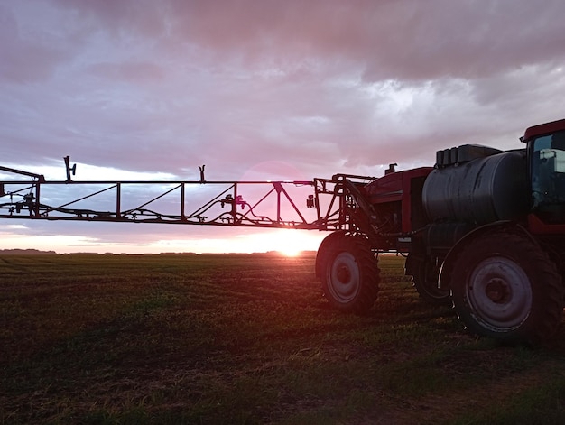 Spezialtraktor für die Behandlung von Kulturen von Unkräutern und Schädlingen.