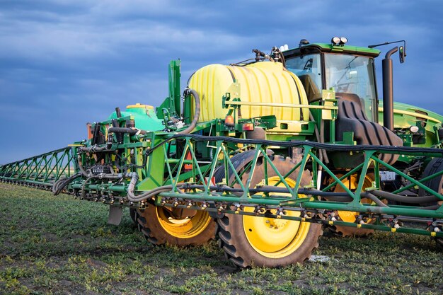 Spezialtraktor zur Behandlung von Feldern gegen Unkraut und Schädlinge.