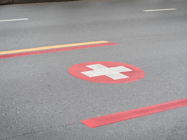Spezielle Fahrspursymbole für Rettungs- oder Krankenwagen auf den Straßen der Stadt.