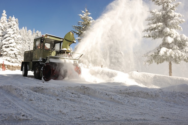 Spezielles Winterfahrzeug zum Entfernen von Schnee von der Straße in Aktion