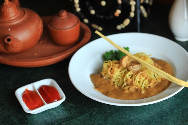 Sphagetti con fondo de comida de champiñones y salsa de curry