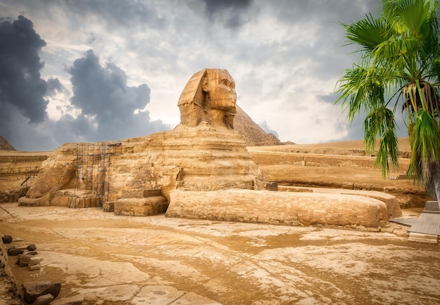 Sphinx und Gewitterwolken