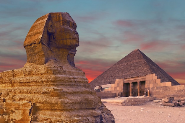 Sphinx vor dem Hintergrund der großen ägyptischen Pyramiden Afrika Gizeh Plateau