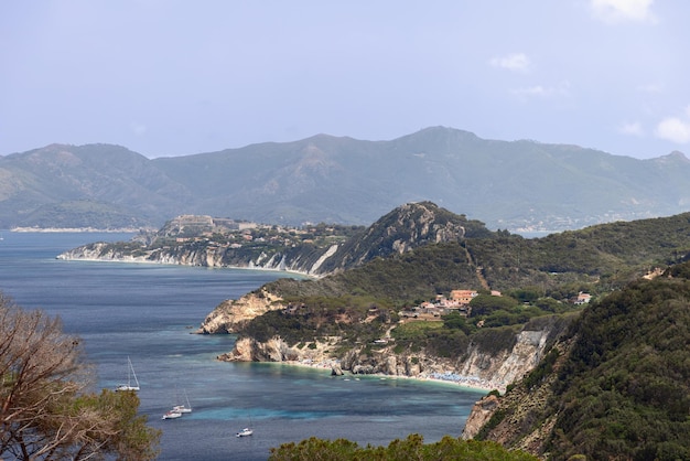 Spiaggia di Sansone é um trecho estreito de 300 metros de comprimento na província de Livorno, ilha de Elba, Itália