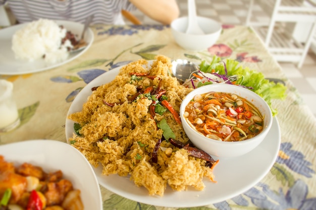 Spice Crispy Catfish em prato branco.