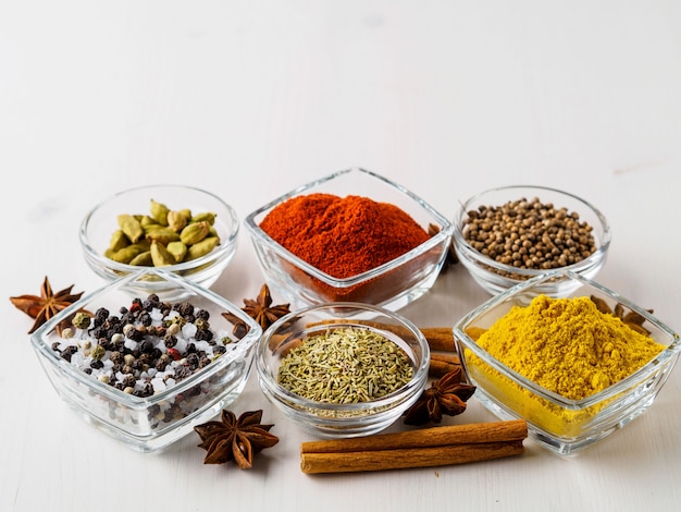 Spice set - coentro, pimenta vermelha, açafrão, canela